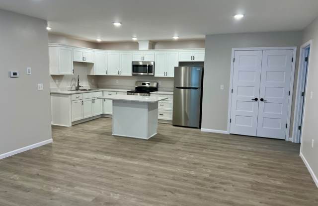 1007 Two Rivers Street Gallery 1