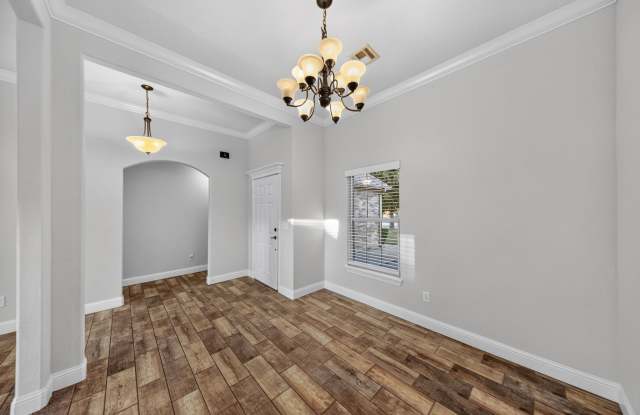 3 Bedroom, 3 Car Garage with large fenced back yard Gallery 4