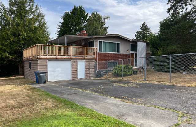 GREAT LOCATION MID-ENTRY ON CORNER LOT NEAR DES MOINES WATERFRONT photos photos