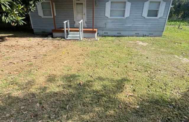 3/1 Cute cozy single-family home! Apply for FREE This Holiday Season! photos photos