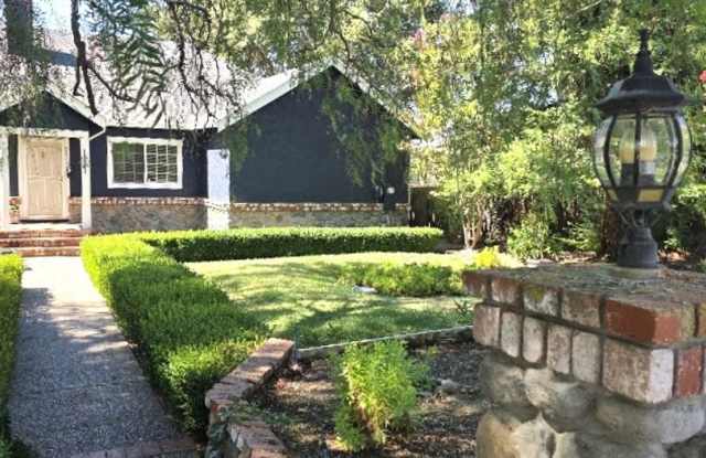 A Gem at Concord/Clayton Border - 4bd/2ba+basement & POOL Gallery 4