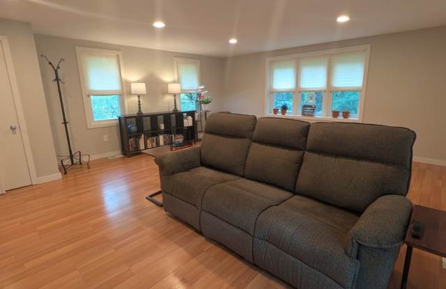 Beautiful & Spacious 3-Bedroom, 1.5-Bath Condo – Available October 1st! Gallery 4