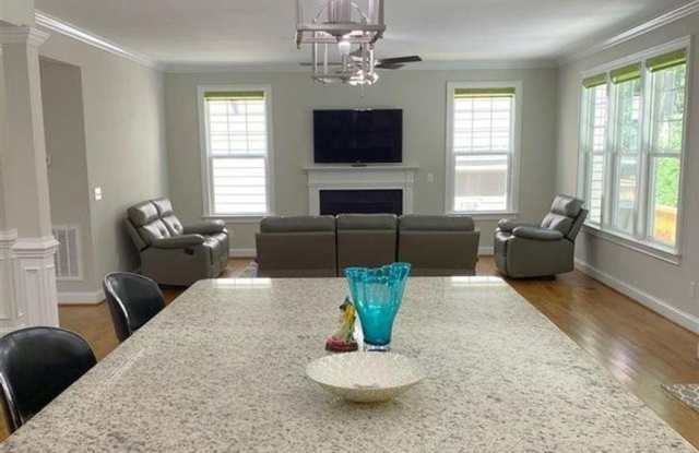 Room in 4 Bedroom Home at Grande Chateau Ln Gallery 3