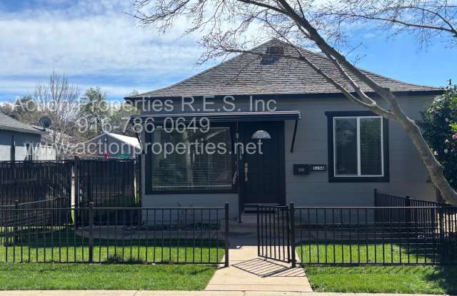 Downtown Roseville - 2 Bed, 1 Bath - Single Level Bungalow - Landscaping Included - Utilities Included! Street Parking photos photos