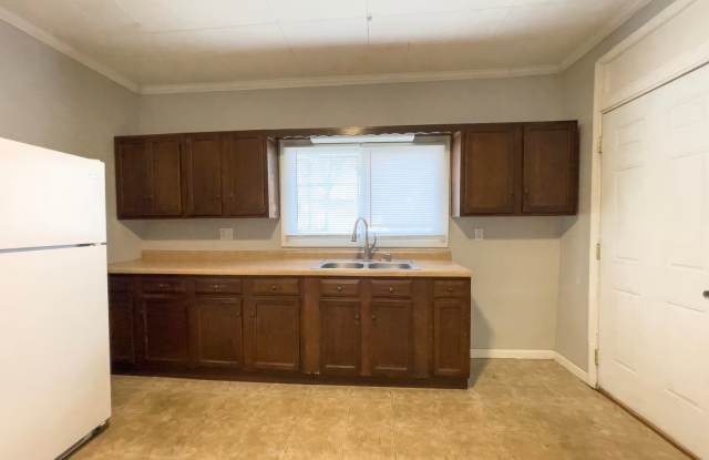 Pet‑Friendly 4BR Walk to Ball State, in unit Washer/dryer and hardwood floors! Gallery 3