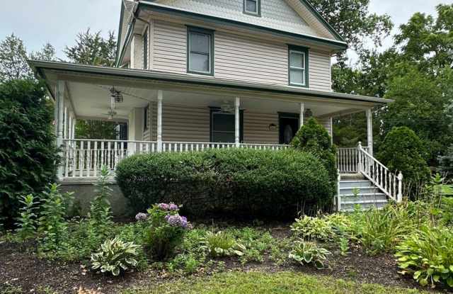 Well maintained 4 bedroom 2 bathroom home Gallery 1