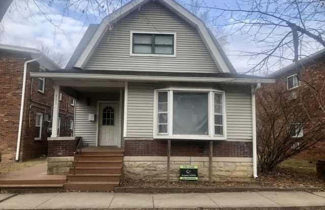 Great location in the heart of Bloomington!  5 Bedrooms photos photos