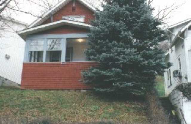 3 Bed/1 Bath Home located close to Sunnyside and Downtown Campus- Available 5/20/2025 - 132 Lorentz Street, Morgantown, WV 26505