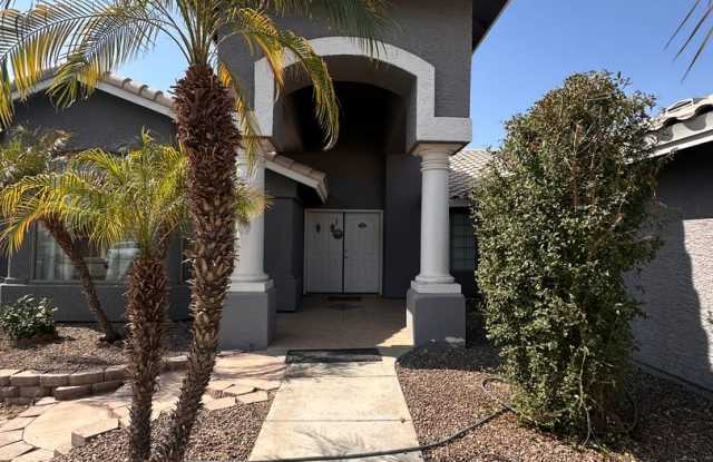 4 beds, 3 car garage and pool Gallery 3