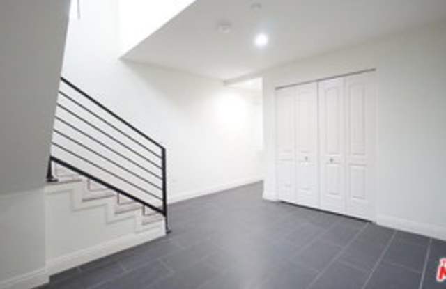 14403 Tiara Street Gallery 3