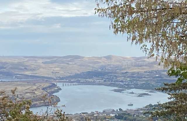 2 Bedroom 1 Bath in The Dalles with Columbia River views! Gallery 2