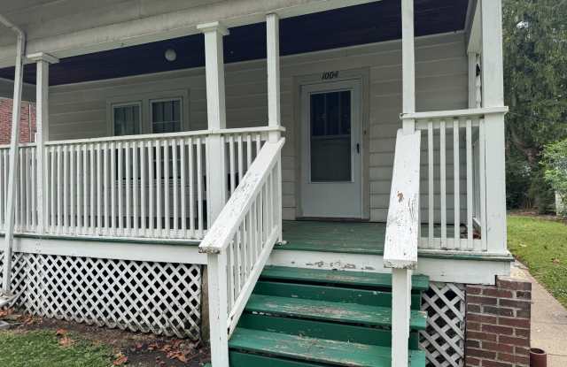 AVAILABLE AUGUST 2027 Historic Urbana - 3 Bedroom Home Just Minutes From Campus Gallery 3