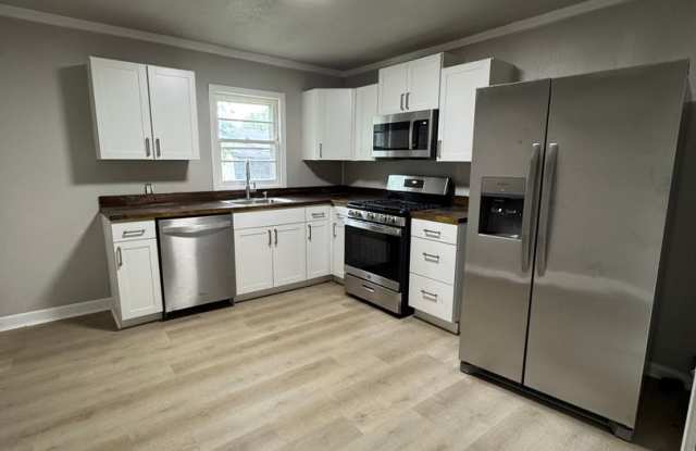 Newly Remodeled 2 Bed / 1 Bath Duplex Available Now! photos photos