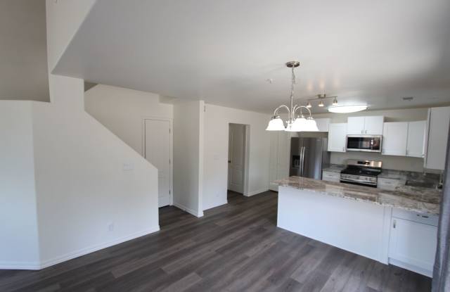 Remodeled End-Unit Townhome in Village at Elk Run | 3BR + 2-Car Garage photos photos
