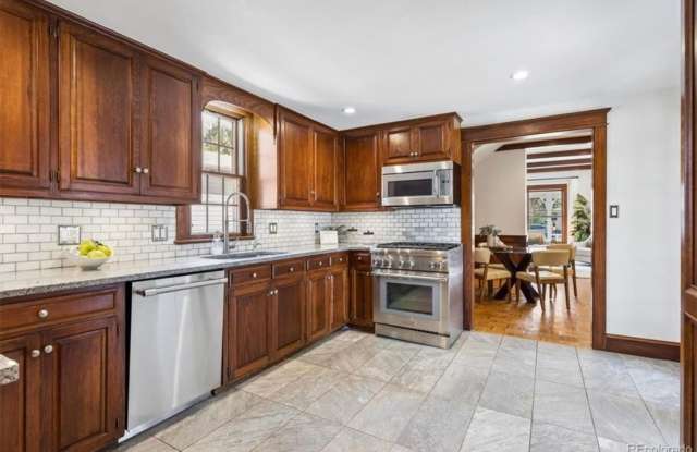 Charming 3 Bed 3 Bath House in Englewood Gallery 3