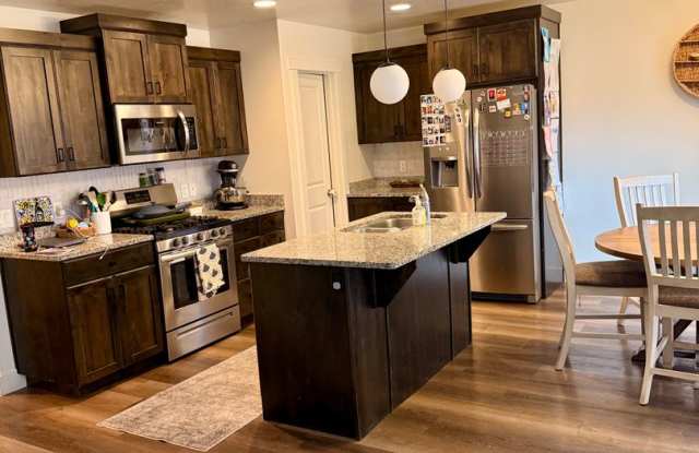 4 bed 2 1/2 bath home PET FRIENDLY - 5874 Challenger Way, St. George, UT 84790