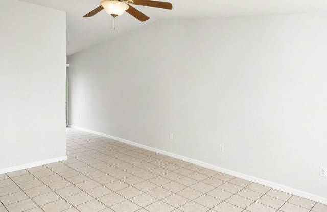 2Br, 1 bath half Duplex - nice house with fenced in yard Gallery 4