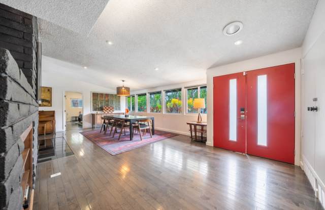 13557 Kittridge St Gallery 3