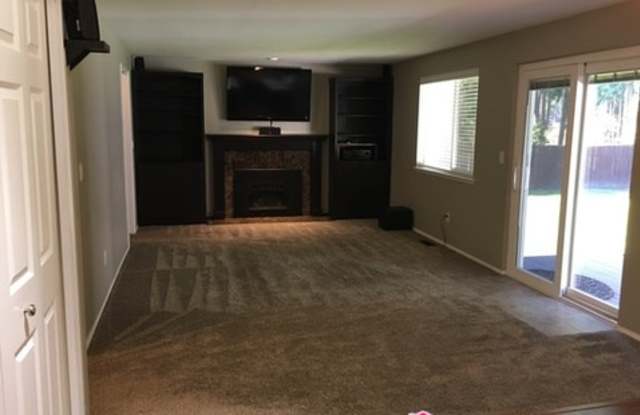 7206 Bonnieville Plaza South East Gallery 3