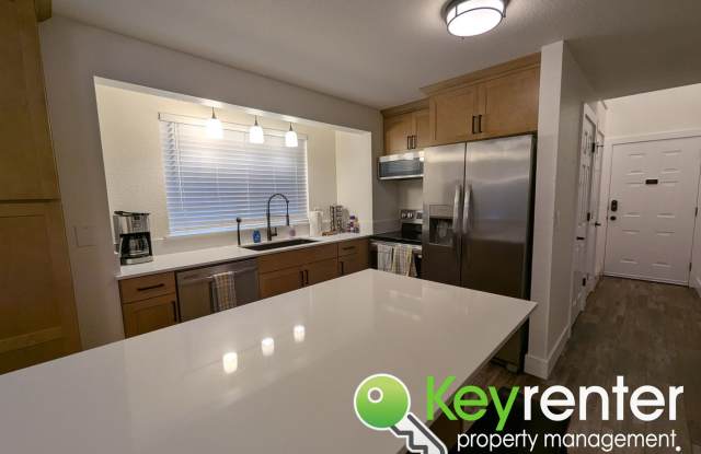 Fully Furnished Modern Puyallup Duplex in Prime Location - 319 10th Avenue Southeast, Puyallup, WA 98372