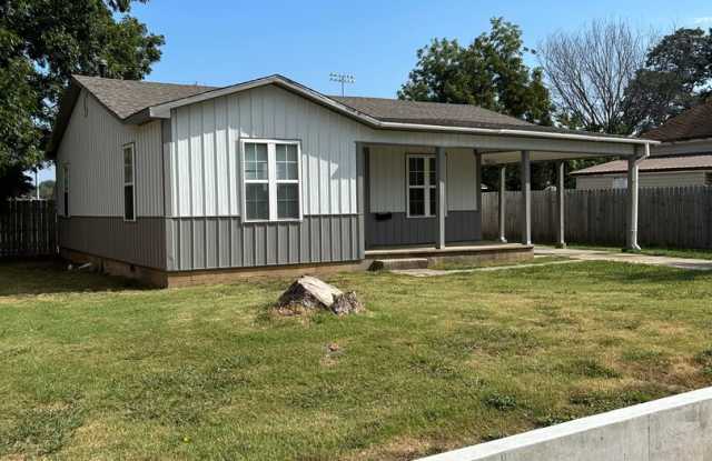 Completely Remodeled 3 Bedroom 1 Bath House-New privacy fence!! Gallery 3