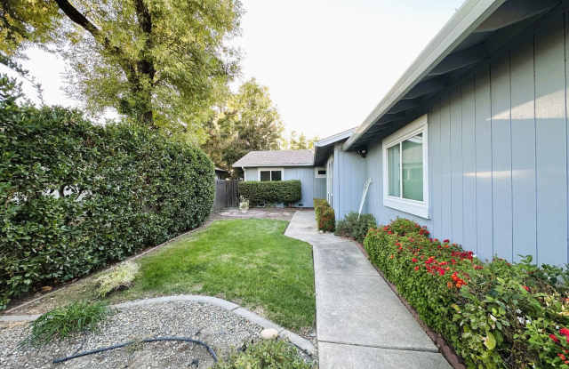 Bright & Spacious 3-Bedroom Home with Large Lot, Attached Garage & In-Unit Laundry Gallery 3