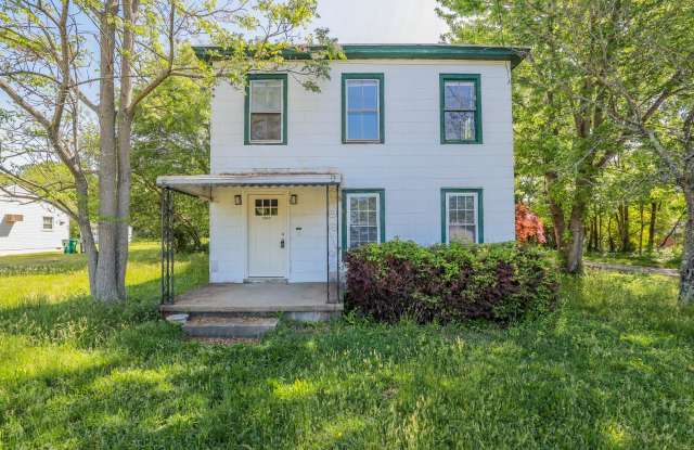 Charming 4-Bedroom Home with Hardwood Floors  Tall Ceilings – Convenient Location! photos photos