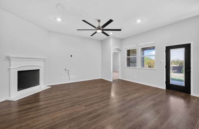 Charming and Modern 4 Bedroom, 2 Bathroom Home in Pilot Point TX!! Gallery 3