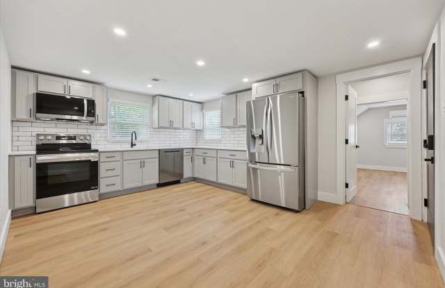 47 S NEW Street unit: 2 photos photos