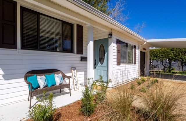 Darling 2B/1B UNFURNISHED Cottage available for LONGTERM in the Heart of Fort Walton Beach! photos photos
