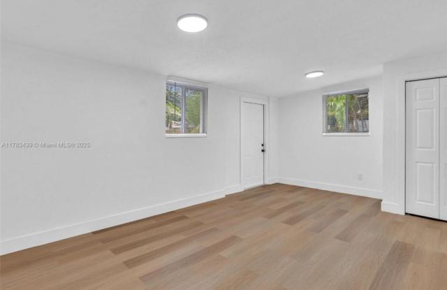 470 NE 165th St Gallery 3