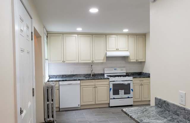 NO FEE Big Bed w 2 Full Bathrooms! Modern Appliances, Near T photos photos