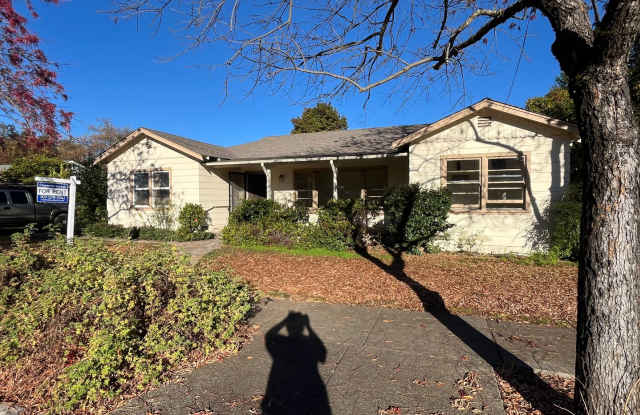 Spacious home with hardwood floors and large yard convenient to downtown Cloverdale! Gallery 3
