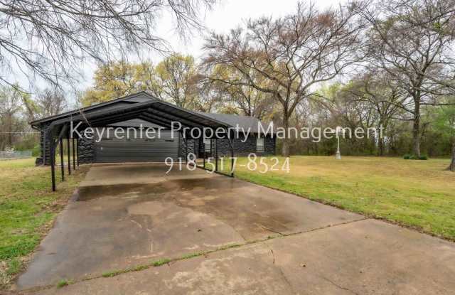 Beautifully Redone 3 Bedroom House! Available for August Move in! Gallery 3