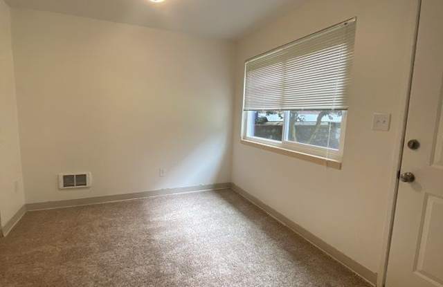 4511 40th Avenue North East  1/2 Gallery 2