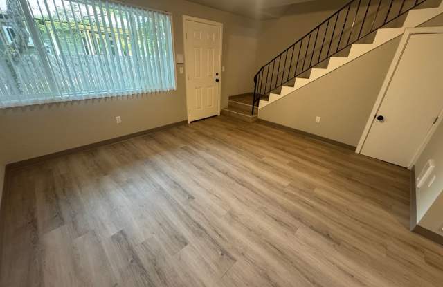 (248) 2 Bedroom Town Home w/ Hook-ups Gallery 3