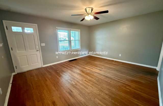 Charming Bungalow in Downtown Lee’s Summit! Gallery 4