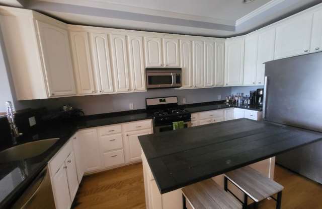 Charming 2Bed/3Bath in Patterson Place Gallery 4