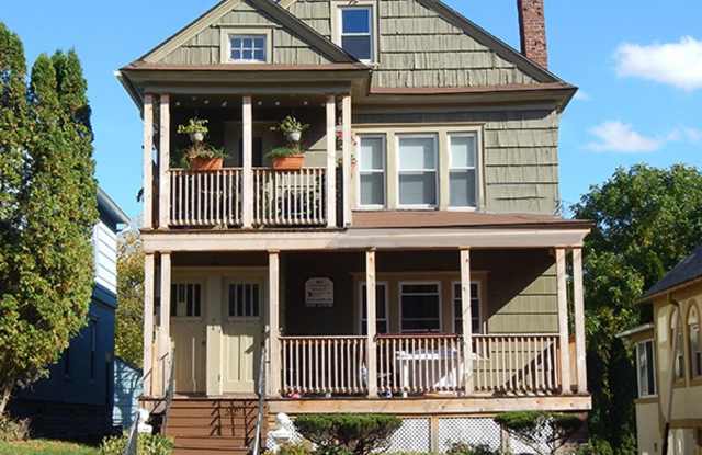 405 Roosevelt Ave - Available 6/1/2027 - Newly Renovated Bright 2nd Floor Flat Gallery 3