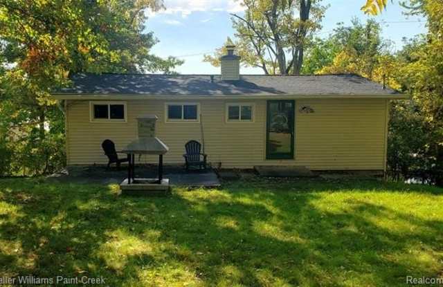 801 N Long Lake Boulevard Gallery 2