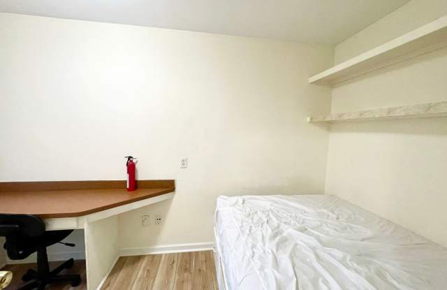Townhouse located near corner of Gervais and Barnwell Streets. Walk to USC! Gallery 3