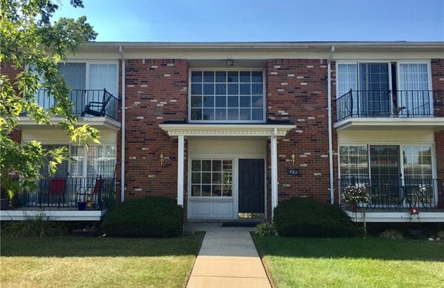 484 FOX HILLS Drive N - 484 North Fox Hills Drive, Oakland County, MI 48304