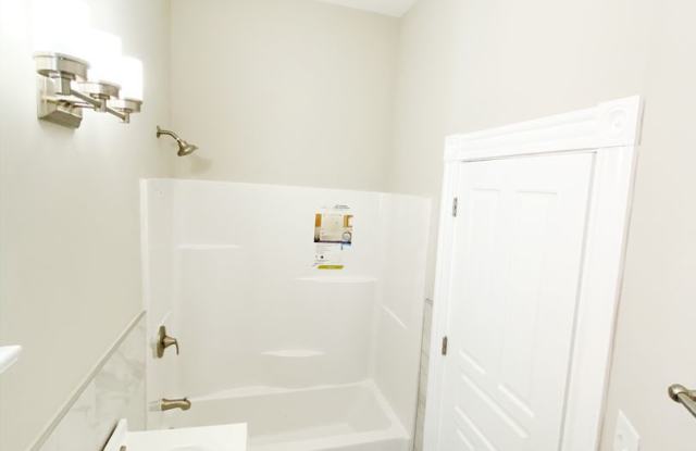 All-Electric 2 Bed 1 Bath! Quartz Countertops! Hardwood Floors! Central A/C! Gallery 4