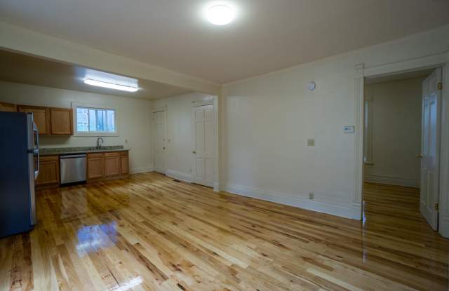 546 Columbus - Available August 1, 2027 - Beautiful 1st Floor Flat On Quiet Residential Street Gallery 4