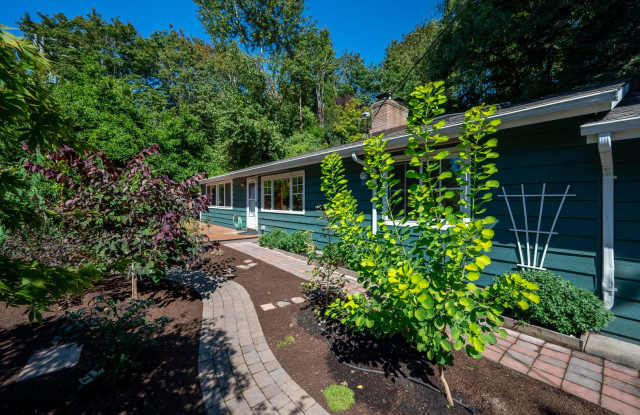 Private 4BR/2BA Home in Tranquil Setting close to Magnussen Beach Gallery 1