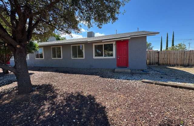 3 Bedroom, 1 Bath Apartment with Large Fenced Backyard Gallery 1