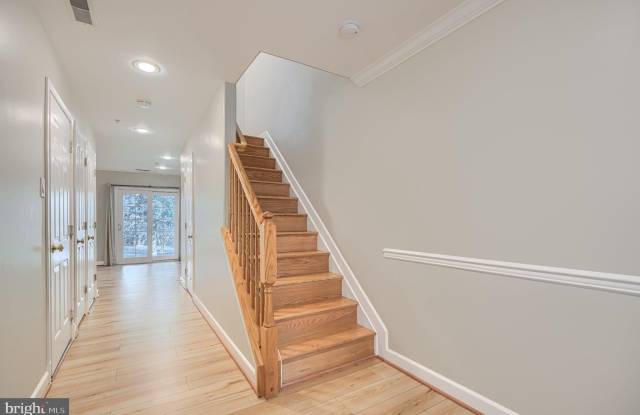 5407 COMMERCE Row Gallery 2