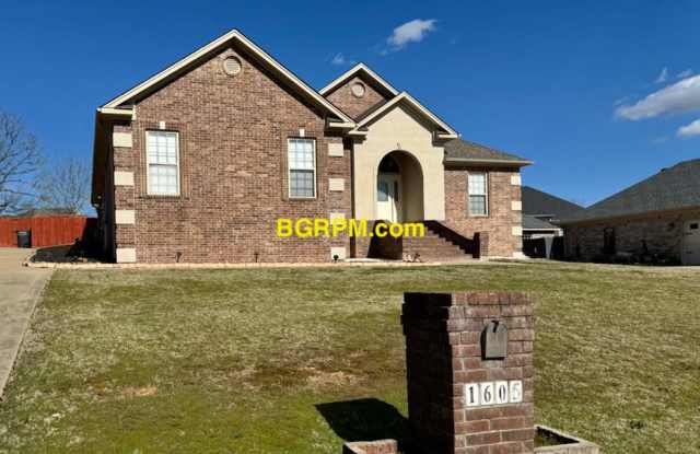3 Bed 2 Bath in Jacksonville - 1605 Lost Creek Drive, Jacksonville, AR 72076