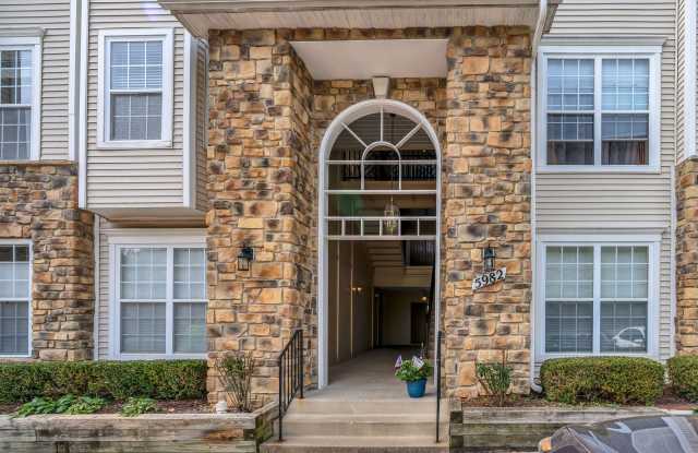 Luxurious 2 Level 2 Bedroom + Den 3 Bathroom TOP FLOOR Condo In Founders Walk - Water Included photos photos