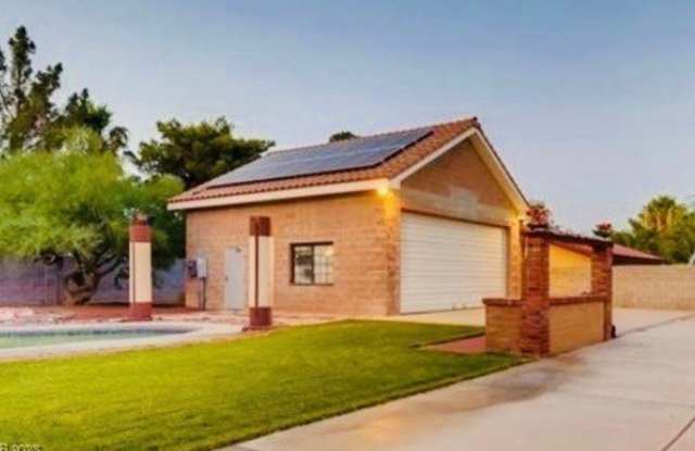 Stunning 4BR Horse Property 6 car Garage in Las Vegas Gallery 4